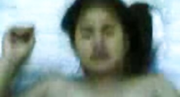 Sa svojim lijepim ustima dvije piliće besplatna jebacina miluju penis