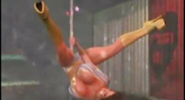 Vitka junica skočio na dildo s kapuljačom besplatna jebacina