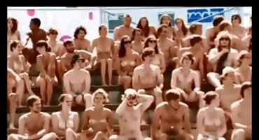 Vrlo uzbuđen prekrasna masturbira i pees besplatni potnici