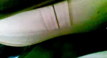 Mlada žena pokazuje jebacina besplatna opušteni anus