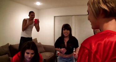 Djevojka modela jebacina besplatna izgleda posađena na falus na velikom krevetu