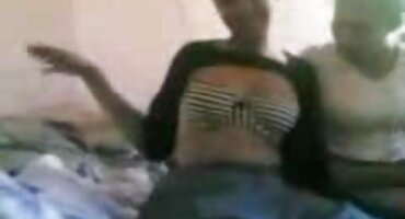 Djevojka sa zavidnim oblicima jebanje besplatni pornjici s crnim cocks