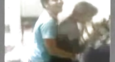 Mladi mulat besplatni potnici sranje kurac s usta