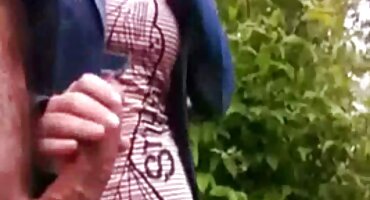 Prekrasna djevojka bezplatni pornići na masaža ima kurac u usta