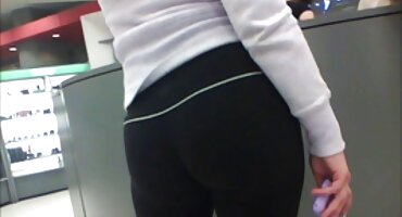 Lijepa djevojka mlada jebacina u ukusan gaćice pozira