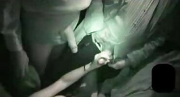 Mršava djevojka s besplatna jebacina naočalama jebanje u spavaćoj sobi sa svojim dečkom