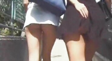 Tamnokosa žena nagnuo besplatni lezbijski filmovi psić i unutarnja