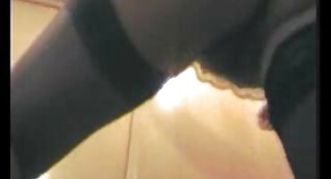 Napaljeni žena poporno filmovi s dildo radi na njezinu vaginu