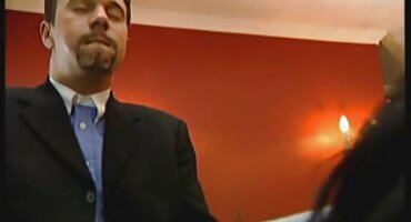 Vitki Faker xxx bespl fucks na rukama djevojku koja sjedi s njim