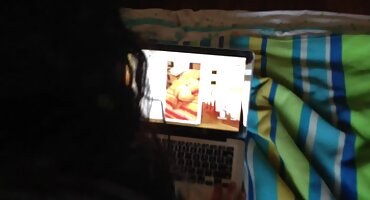 Nakon rada za računalom, djevojka se predala Ricciju pornicibespl