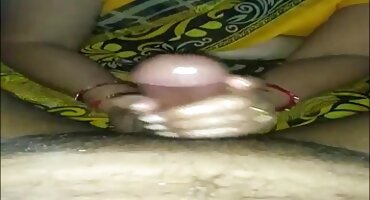 Prekrasna plavuša besplatna jebacina profesionalno čini pušenje