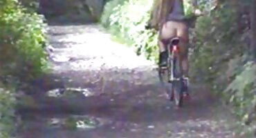 Mršavi mlada junica sranje i zamjenjuje besplatni poenici maca