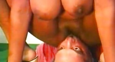 Bradati muškarac teško fucks svoju djevojku prije jebacina besplatna spavanja