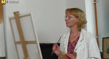 Iskusna free erotski filmovi dama zaveo mladi momak