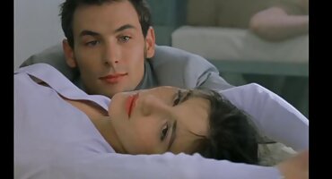 Jebeno u Noći vještica na kauču na besplatni pornjici razvlačenje