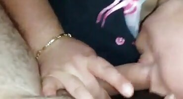 Tamnokosa besplatna jebacina ljepotica naletio na čokoladu luk