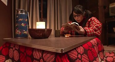 Bojnik xxx filmovi besplatno nježno fucks djevojku na veliki krevet i zadovoljava ga