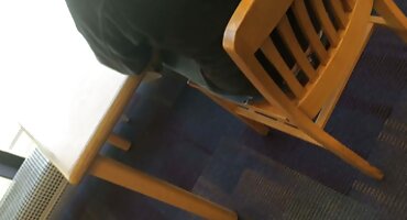 Slatka djevojka besplatno porno film dodiruje ruke kapuljača, sjedi na podu