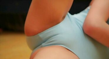 Nasilnik jebeno Plavuša U film jebacina kuhinji u Slatki prorez