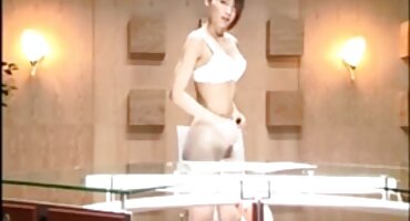 Sparno porno isjecci cutie daje pseću stilu U Anal momak