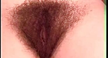 Lijepa djevojka širi njezine noge pred besplatni porno filmovi za odrasle muškarcem