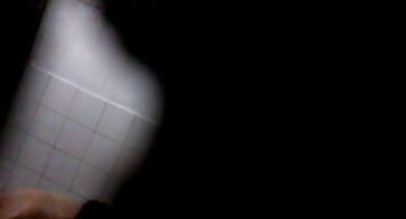 Šarmantna crna djevojka služi nekoliko muškaraca xxx bespl