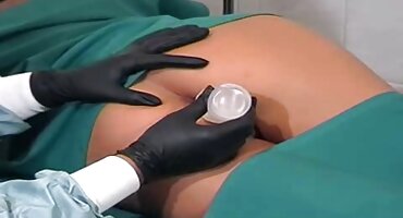 Djevojka u sivom šeširu jebanje s besplatno porno filmovi muškarcem na krevetu