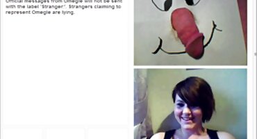 Mlada žena uzima falus slobodni pornići široko raširenih nogu