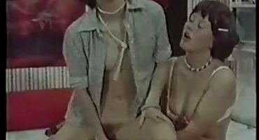 Povucite lijepu djevojku besplatni pornjici koja sjedi na užetu