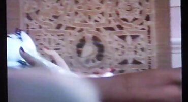 Vitka ljepotica kreće u porno filmovi free maca prstima i stenje