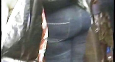 Uokviren tetoviranim čovjekom s film jebacina rakom