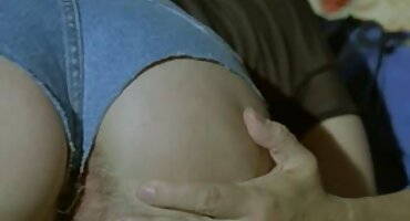 Zaljubljeni partneri seksaju u mlada jebacina krevetu