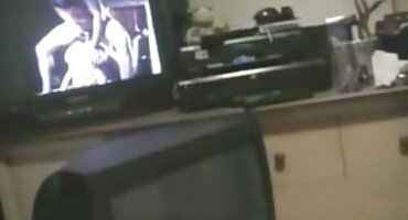 Muškarac jebeno teško s besplatni porn film crnim uređajem u standardnim rupama