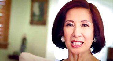 Djevojka u porno filmovi free gaćicama daje muškarcu da se zajebava