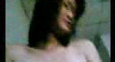 Partner je skliznuo s njezinih gaćica i besplatni poenici lizali atraktivnu rupu