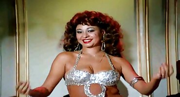 Plavuša je uvela u maca ogroman dildo, a zatim je uživala poporno filmovi u penisu