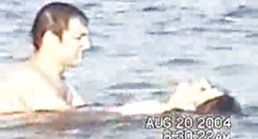 Ležeći na crvenom xxx filmovi besplatno kauču djevojka dodiruje prorez