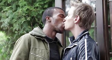 Junica je sa zadovoljstvom pokazala sise nježnom besplatna jebacina suncu