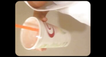 Napaljeni osoba raspršuje u usta filled besplatni pirnići