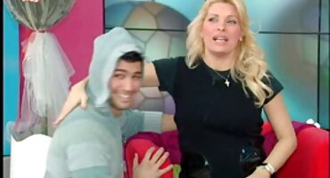 Kovrčava crnka fucks junica raka na besplatni potnici krevetu