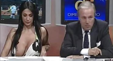 Sjedeći na kauču, ona je odgurnula gaćice i fucks besplatno porno filmovi šupak