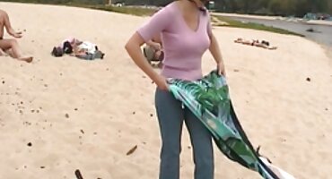 Uhvaćen čučanj na vrhu mlada jebacina slatka penisa