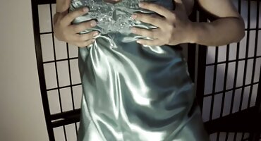 Ležeći na krevetu napaljeni supruga sanja o seksu bezplatni pornići