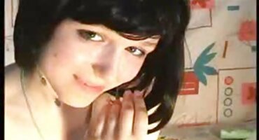 Mlada besplatni lezbijski filmovi drolja podigla kurac usnama na momak