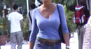 Plavuša je oduševljeno umetnula xxx besplatni porno filmovi prste u rupu i počela stenjati