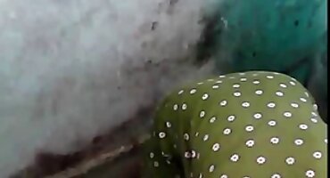 Sjedeći na xxx bespl krevetu djevojka miluje klitoris