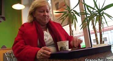 Mladi dečki dijele besplatni potnici djevojku u sobi