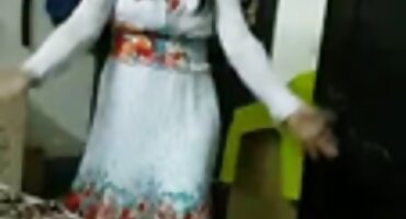 Zaokupljen prsata besplatna jebacina jebanje sa crnim muškarcem na kauču