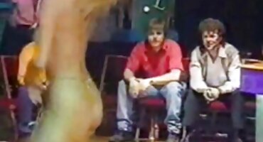 Crvenokosa djevojka zakrivljena kurac liječiti jebacina besplatna s grlom