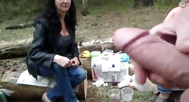 Slatko junica ustaje na koljena i sranje spermu iz člana pornići za gledanje besplatno